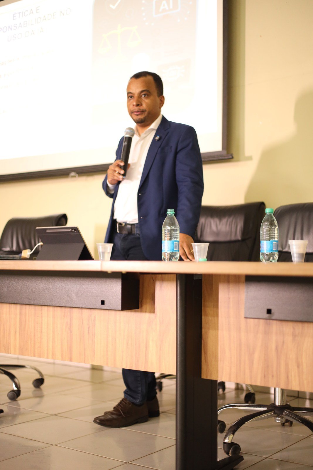 Antonio Bandeira durante a palestra sobre inteligência artificial generativa na UFT.